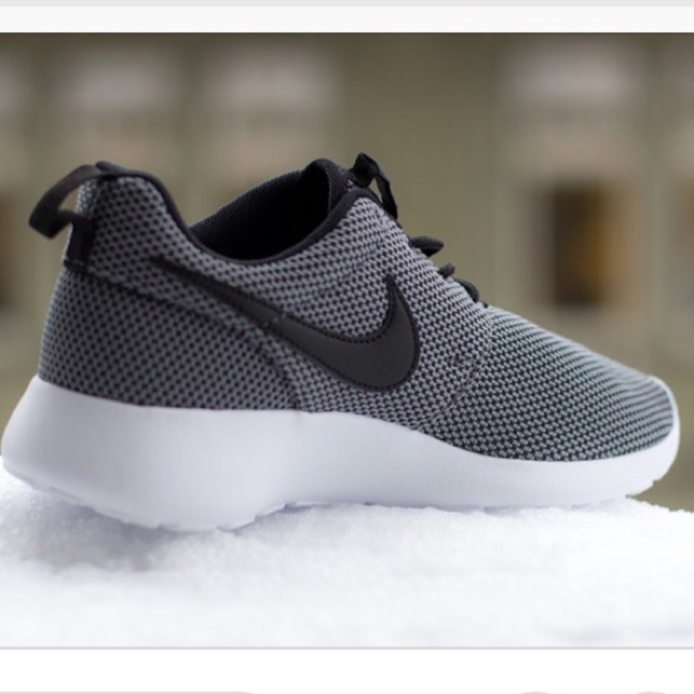 COPY - Black/grey Nike roshe run